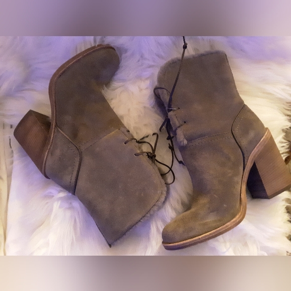 UGG Boots - Picture 6 of 7